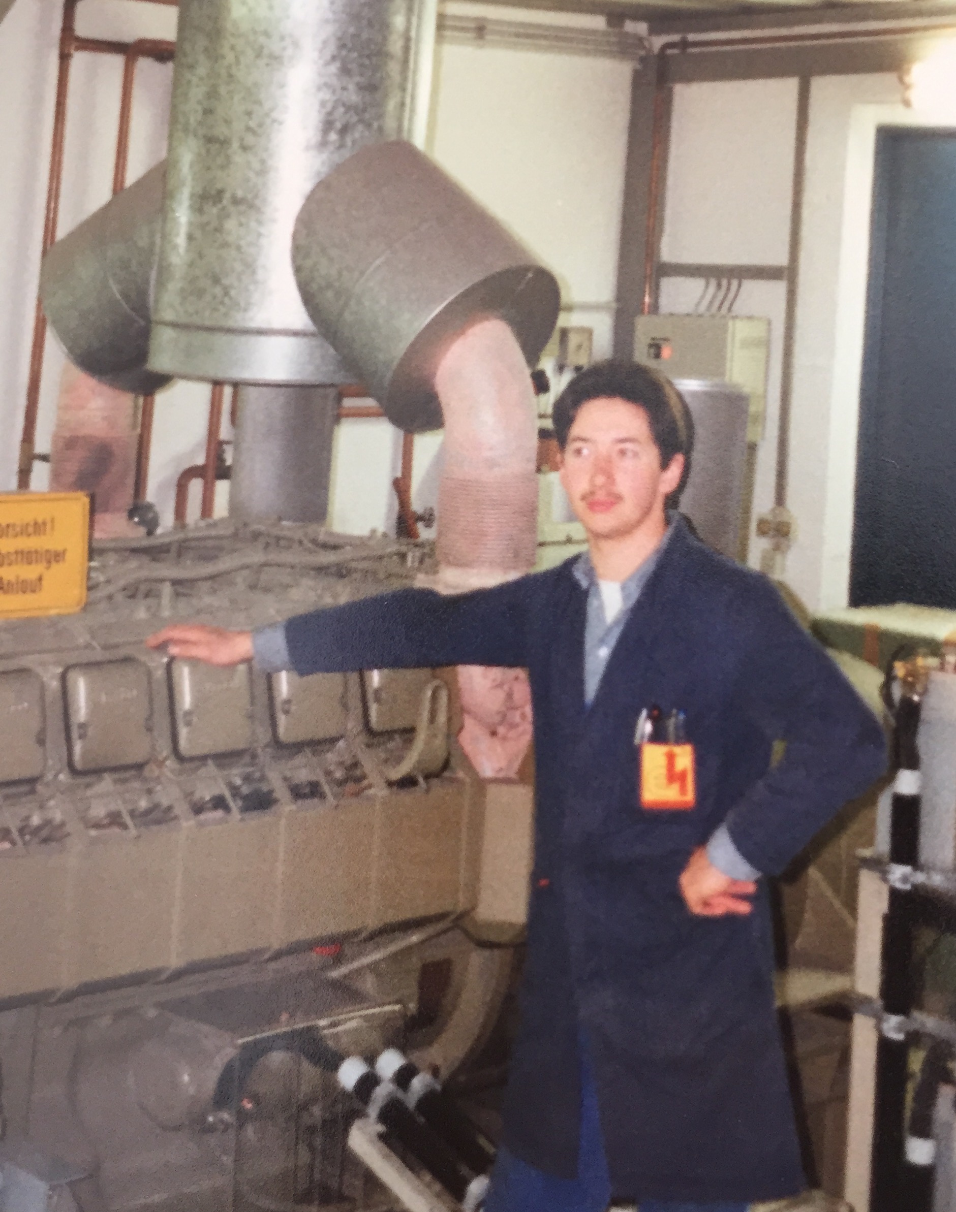 Frank Mohr in frühen Berufsjahren in der Industrie mit einem 670 kVA Notstromaggregat.